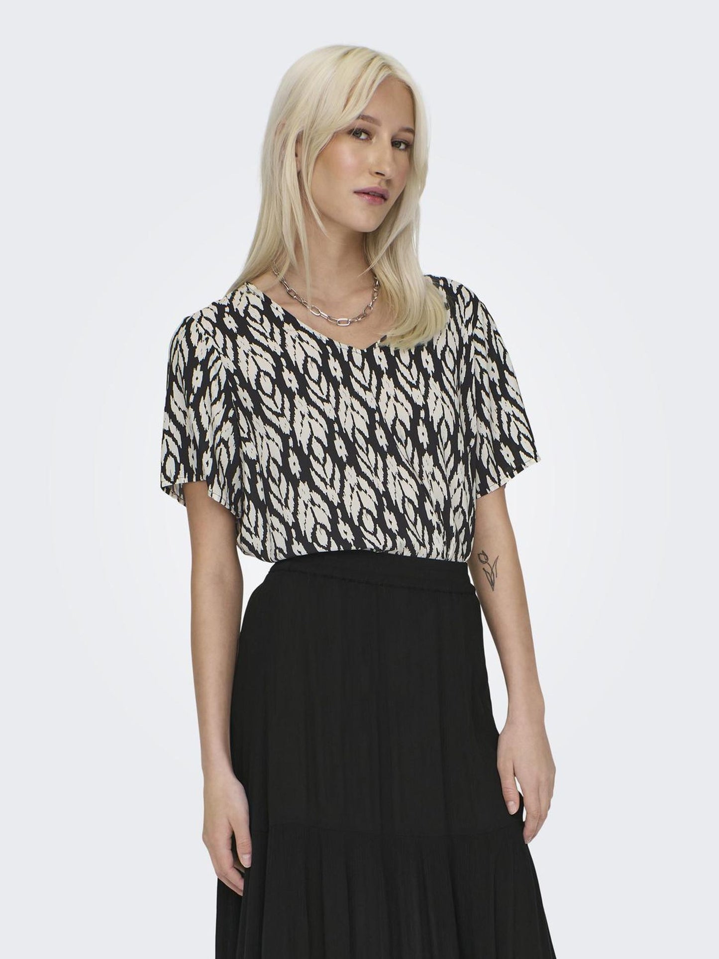 ONLSUSAN S/S V-NECK TOP WVN NOOS