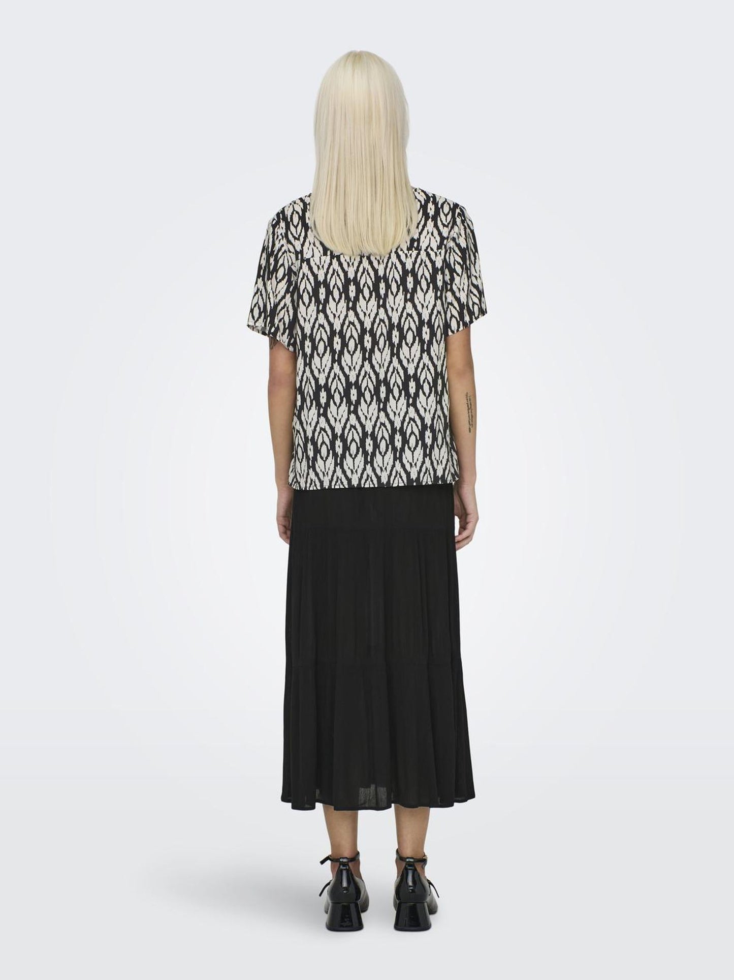 ONLSUSAN S/S V-NECK TOP WVN NOOS